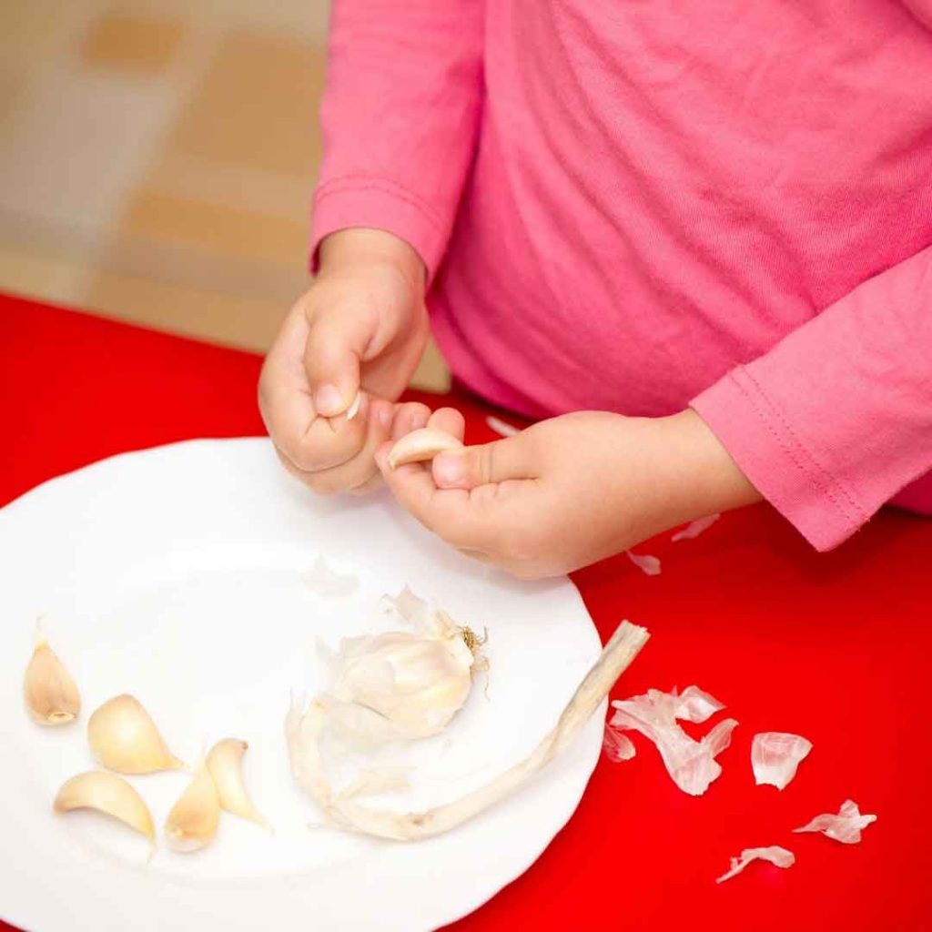 garlic-sensory-play